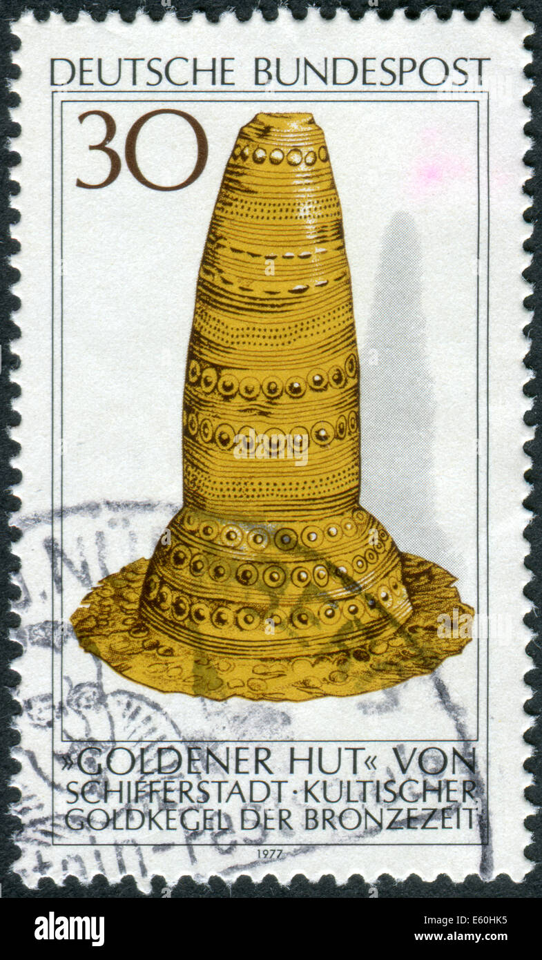 Timbre-poste imprimé en Allemagne, le patrimoine archéologique, présente le Golden Hat, Schifferstadt, âge du Bronze Banque D'Images