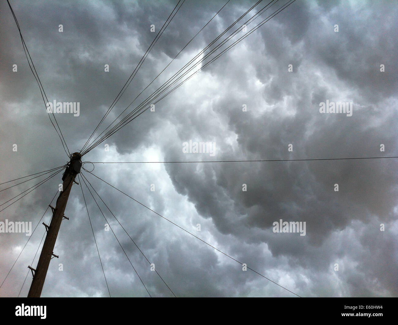 Watford, Royaume-Uni. 10 août, 2014. Vestiges de l'ouragan Bertha passent au-dessus de maisons à Watford. Crédit : Michael Matthews/Alamy Live News Banque D'Images