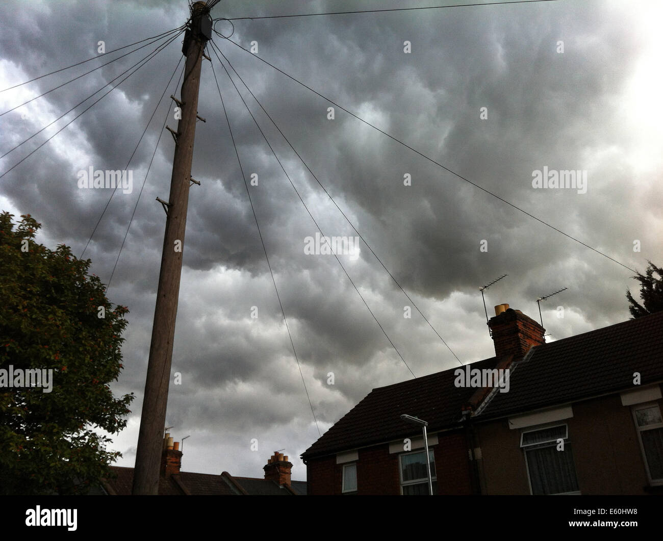Watford, Royaume-Uni. 10 août, 2014. Vestiges de l'ouragan Bertha passent au-dessus de maisons à Watford. Crédit : Michael Matthews/Alamy Live News Banque D'Images