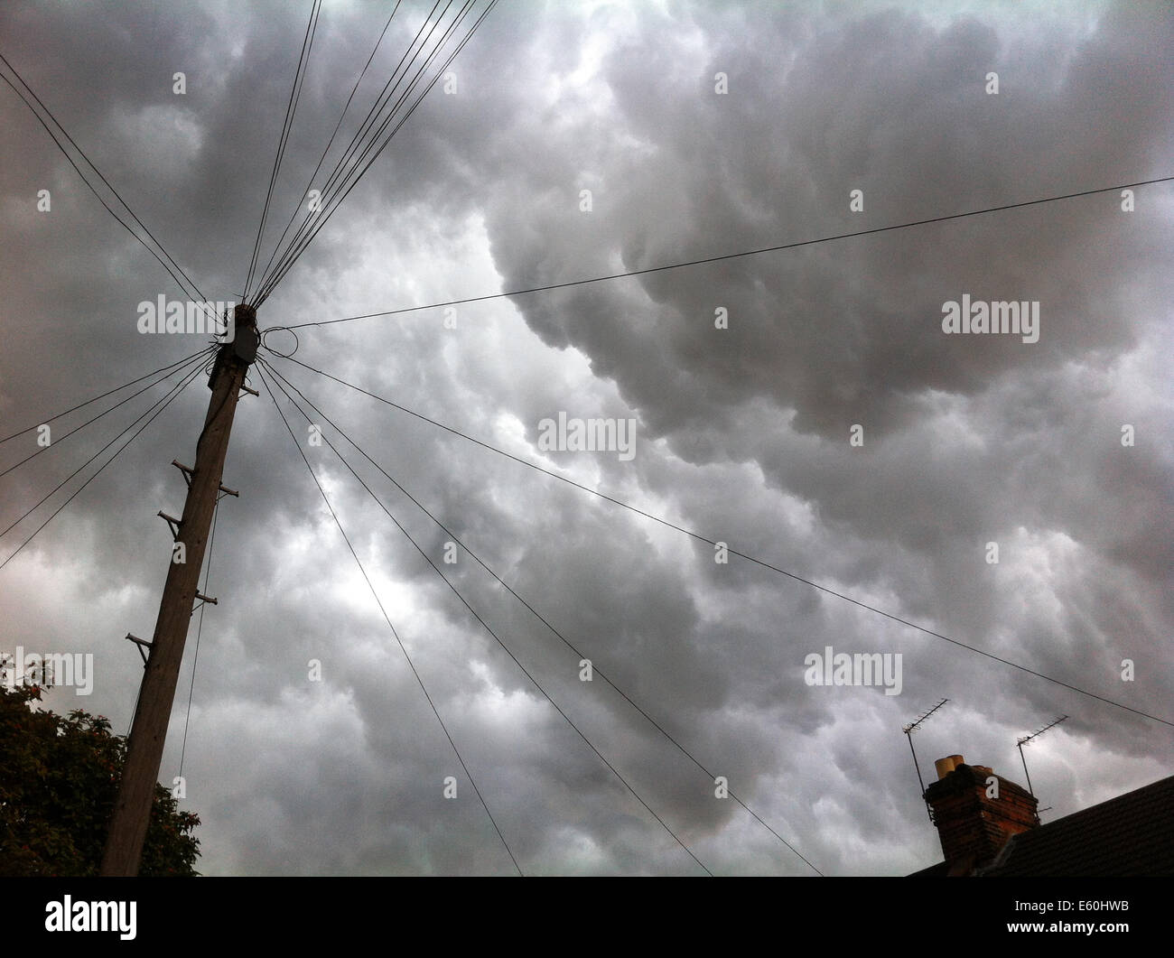 Watford, Royaume-Uni. 10 août, 2014. Vestiges de l'ouragan Bertha passent au-dessus de maisons à Watford. Crédit : Michael Matthews/Alamy Live News Banque D'Images
