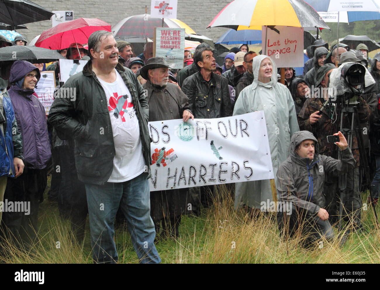 Peak District, Derbyshire, Royaume-Uni. 10 août, 2014. Deux jours avant la saison de chasse gélinotte s'ouvre, les manifestants conduits par l'ancien directeur de la Conservation, RSPB Mark Avery (L), et le présentateur de la BBC, Chris Packham recueillir par Derwent Barrage, la Vallée de Derwent pour exprimer leur opposition à l'assassinat de hen Harrier. En fonction de la RSPB, du nord de l'Angleterre devrait avoir 320 uplands de couples de busards poule reproductrice mais pas de poussins ont été soulevées dans l'Angleterre en 2013. Credit : Deborah Vernon/Alamy Live News Banque D'Images