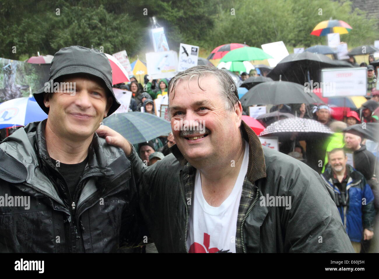 Peak District, Derbyshire, Royaume-Uni. 10 août, 2014. Deux jours avant la saison de chasse gélinotte s'ouvre, les manifestants dirigée par l'animateur de la BBC, Chris Packham (L) et ancien directeur de conservation de la RSPB, Mark Avery (R) recueillir par Derwent Barrage, la Vallée de Derwent pour exprimer leur opposition à l'assassinat de hen Harrier. En fonction de la RSPB, du nord de l'Angleterre devrait avoir 320 uplands de couples de busards poule reproductrice mais pas de poussins ont été soulevées dans l'Angleterre en '13. Credit : Deborah Vernon/Alamy Live News Banque D'Images