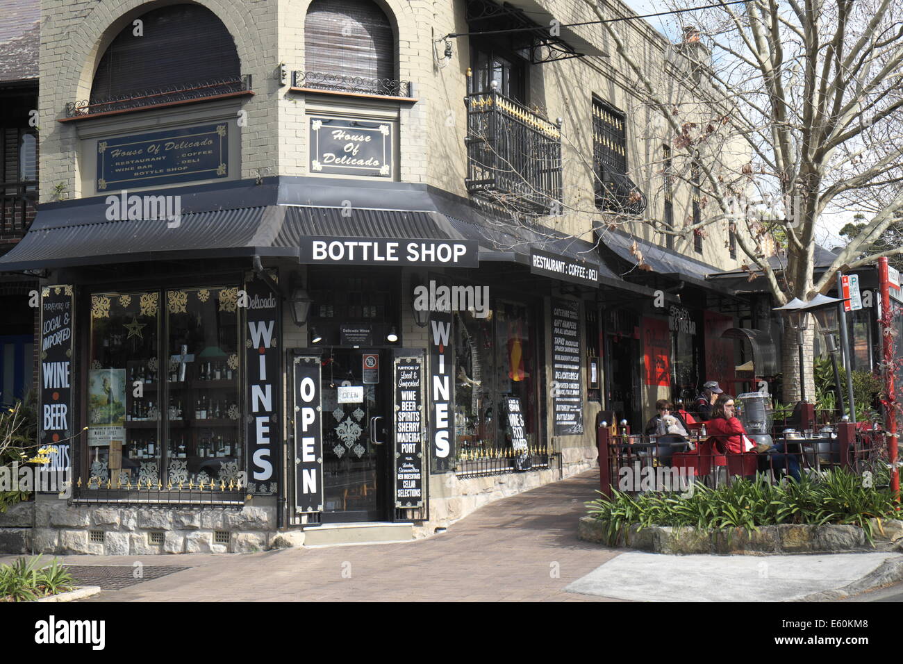 Magasin de spiritueux bouteille dans le nord de sydney à McMahons point dans le nord de sydney, avec un café et café attaché, Sydney, Australie Banque D'Images