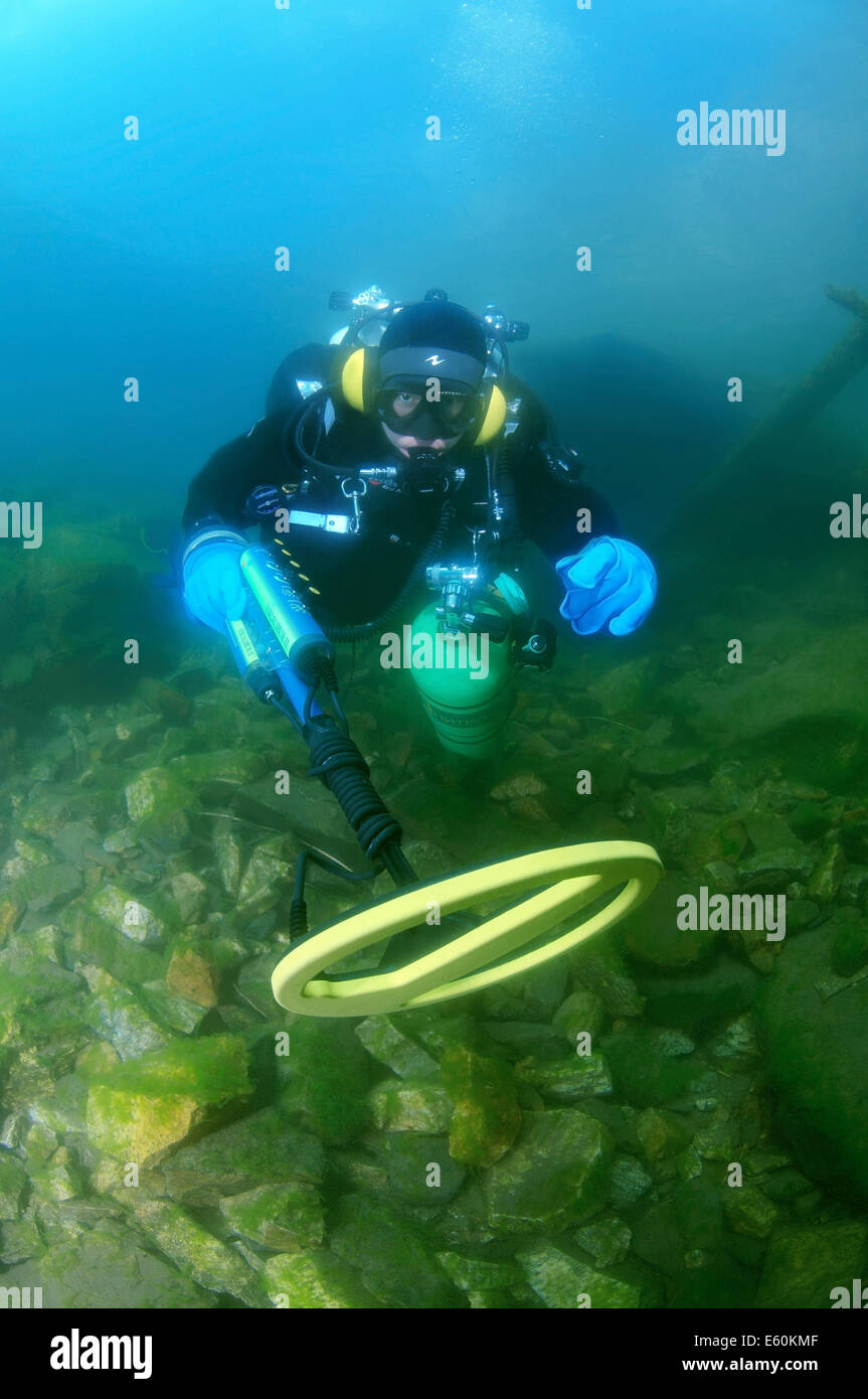 Plongeur avec le détecteur de métal à la recherche de trésors sous-marins, le lac Baïkal, en Sibérie, la Russie, l'Eurasie Banque D'Images