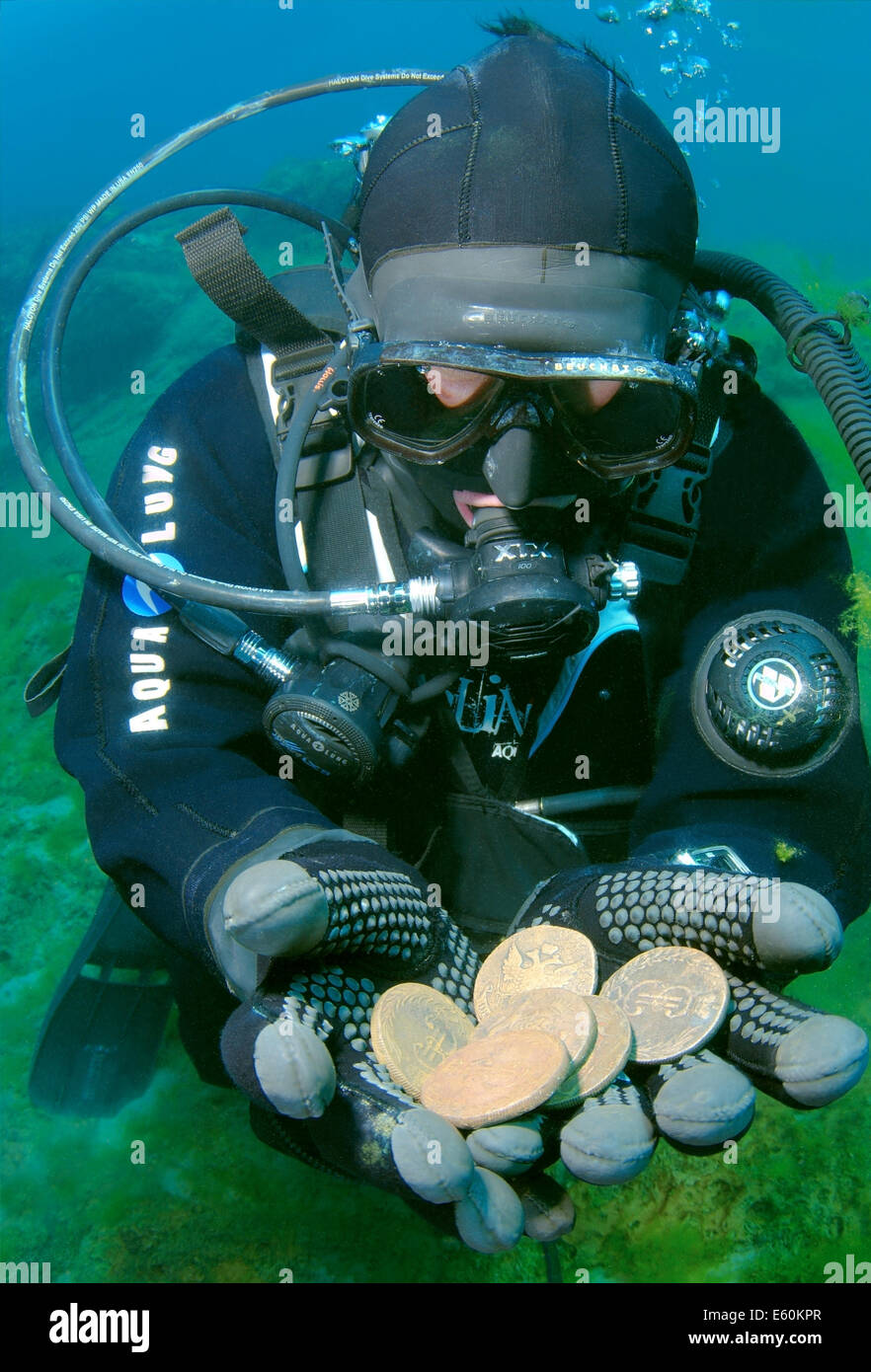 Affiche le plongeur trouvés pièces anciennes, le lac Baïkal, en Sibérie, la Russie, l'Eurasie Banque D'Images