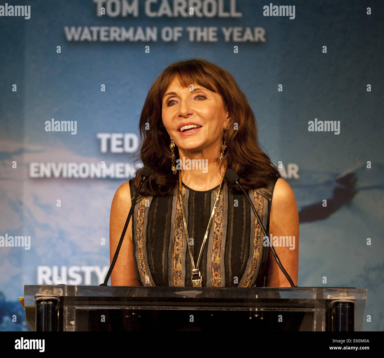 Dana Point, Californie, USA. 9 Août, 2014. Mary Steenburgen parlant brièvement avant l'introduction de Ted Danson. Acteur Ted Danson est le Surf Industry Manufacturers Association's 2014 LMSI écologiste de l'année pour l'ensemble de son travail de conservation des océans. Danson a été honoré lors du SIMA 2014 Watermans annuel Ball le samedi 9 août 2014 au Ritz Carlton Hotel & Resort à Dana Point en Californie. L'actrice Mary Steenburgen, Danson's wife, introduit l'acteur sur scène avant de le présenter avec un modèle de petite échelle à la main, l'acteur Tavarua's favorite ocean paradise. Banque D'Images