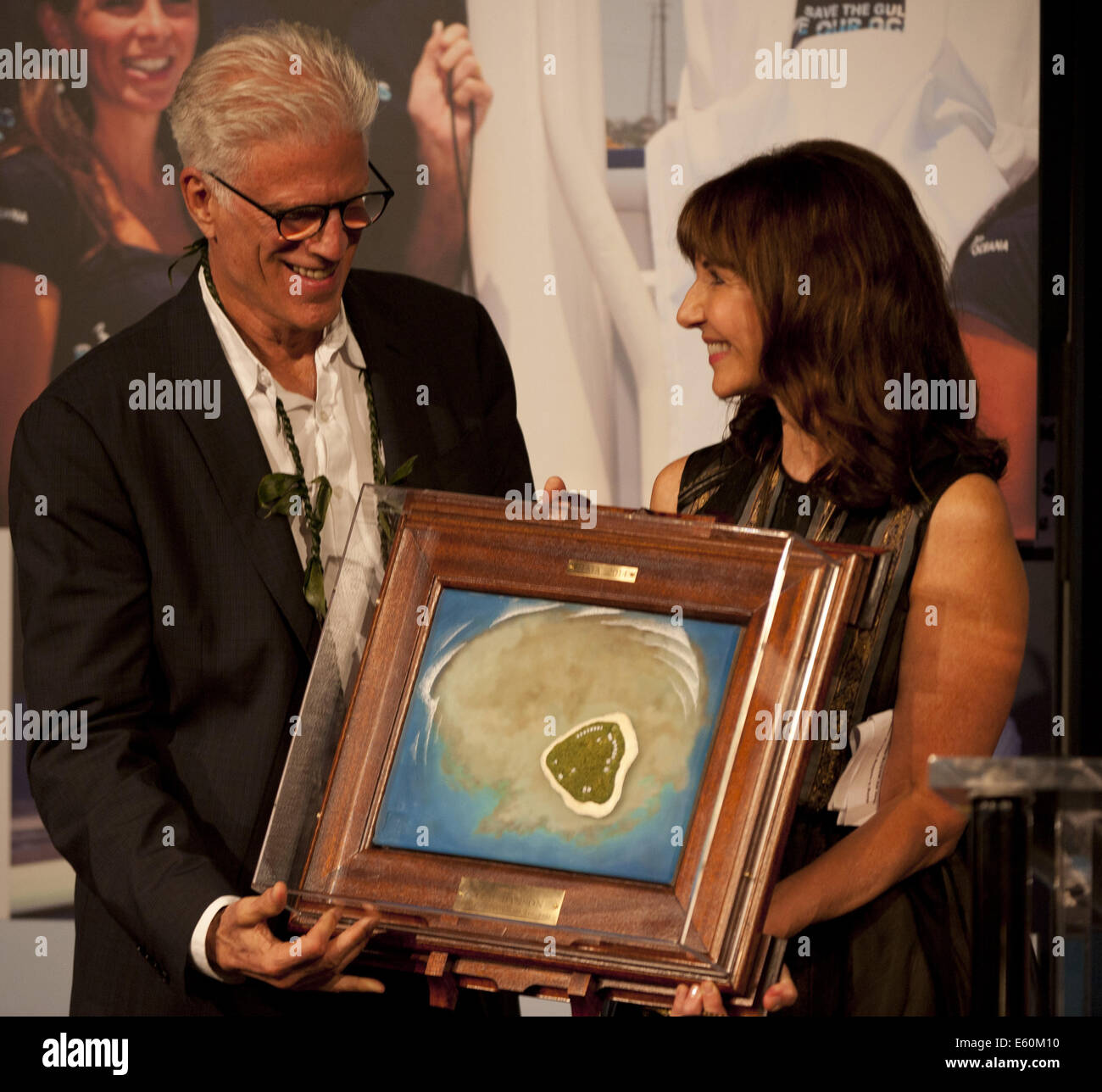 Dana Point, Californie, USA. 9 Août, 2014. Ted Danson et Mary Steenburgen se tenir ensemble sur scène avec prix. Acteur Ted Danson est le Surf Industry Manufacturers Association's 2014 LMSI écologiste de l'année pour l'ensemble de son travail de conservation des océans. Danson a été honoré lors du SIMA 2014 Watermans annuel Ball le samedi 9 août 2014 au Ritz Carlton Hotel & Resort à Dana Point en Californie. L'actrice Mary Steenburgen, Danson's wife, introduit l'acteur sur scène avant de le présenter avec un modèle de petite échelle à la main, l'acteur Tavarua océan préféré du paradis Banque D'Images