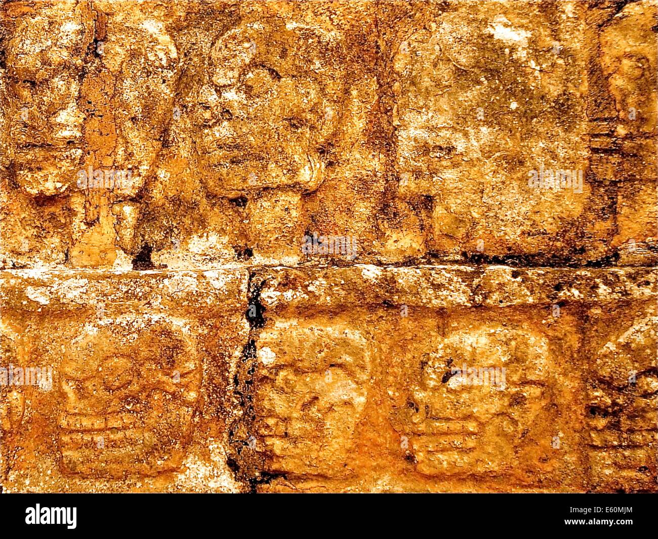 Le mur de crânes, Tzompantli, au site archéologique de Chichen Itza, l'état du Yucatan, Mexique Banque D'Images