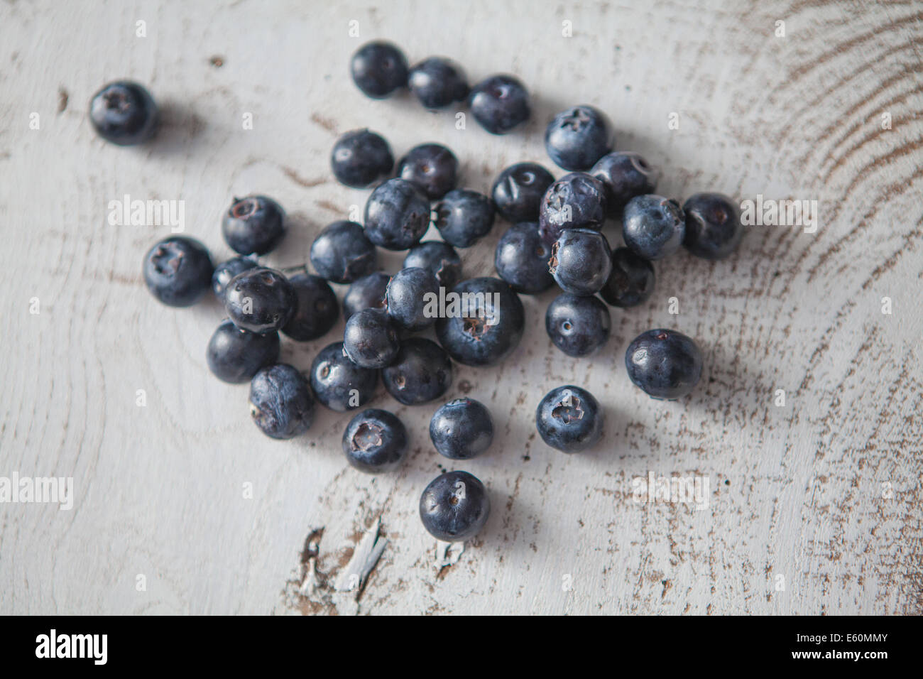 Blue berries on wooden table Banque D'Images