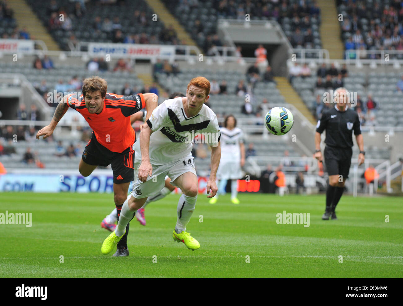 Newcastle, Royaume-Uni. 10e Août, 2014. Pré saison Friendly. Newcastle United et Soceidad. Le milieu de terrain de Newcastle Colback Jack (14) reste forte pour garder la possession : Action Crédit Plus Sport/Alamy Live News Banque D'Images