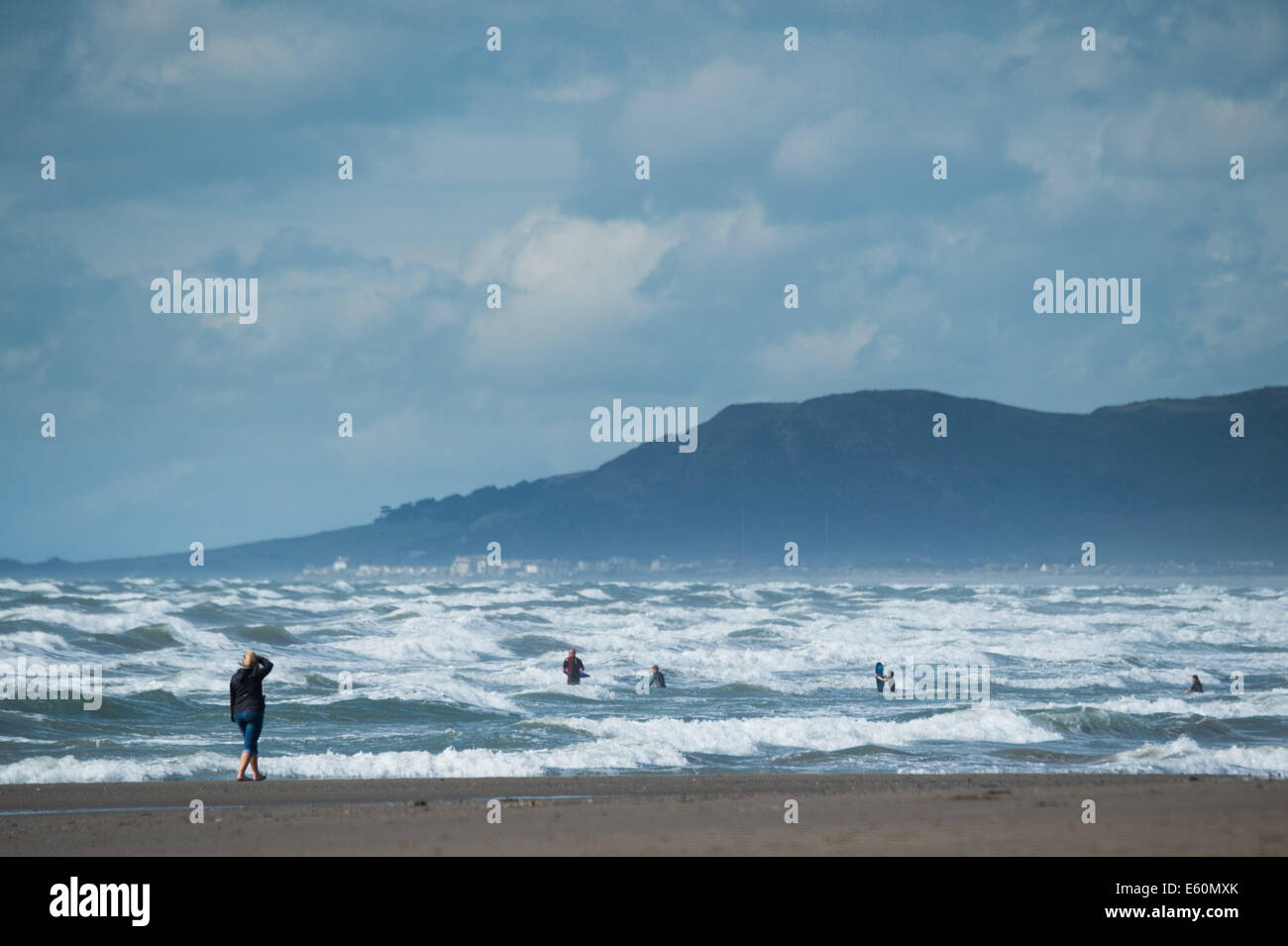 Borth, Ceredigion, pays de Galles, Royaume-Uni. 10 août, 2014.Des vents forts sur la côte comme la queue de l'ouragan Bertha passe. Credit : Keith morris/Alamy Live News Banque D'Images