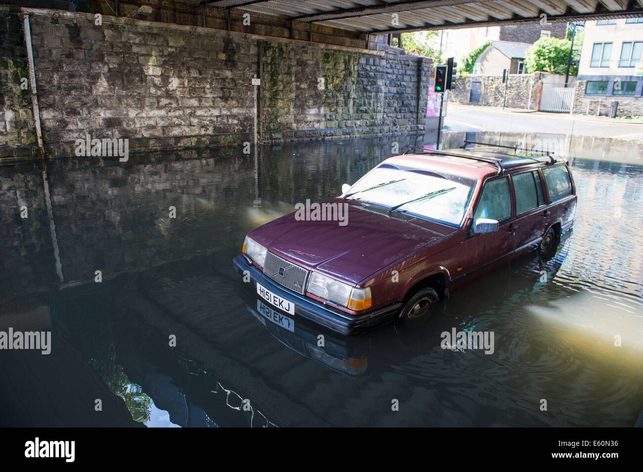 Cardiff, Wales, UK.10 août 2014. De fortes précipitations sur Cardiff comme suite à l'ouragan Bertha atteint le Royaume-Uni. Une guerre voiture coincé dans l'eau de l'inondation sur Salisbury Road après avoir tenté de traverser. Credit : Polly Thomas/Alamy Live News Banque D'Images