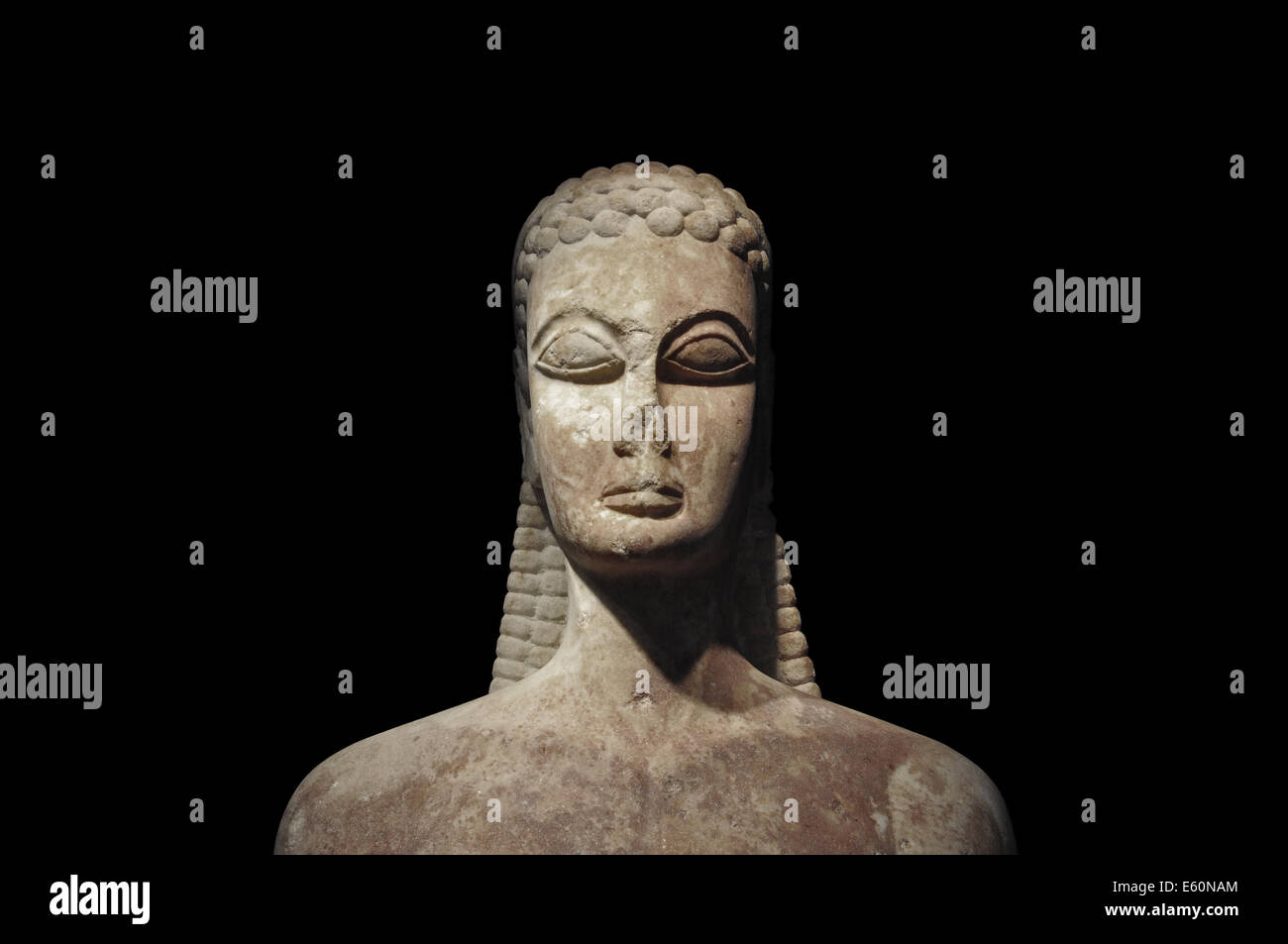 Kouros de l'ancienne porte sacrée statue de jeune homme sur fond noir. Musée Kerameikos, Athènes Grèce. Banque D'Images