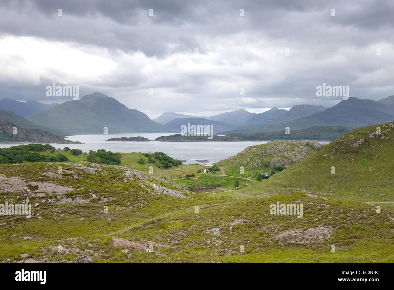 À la recherche sur la côte continentale à Loch Shieldaig et Upper Loch Torridon Banque D'Images