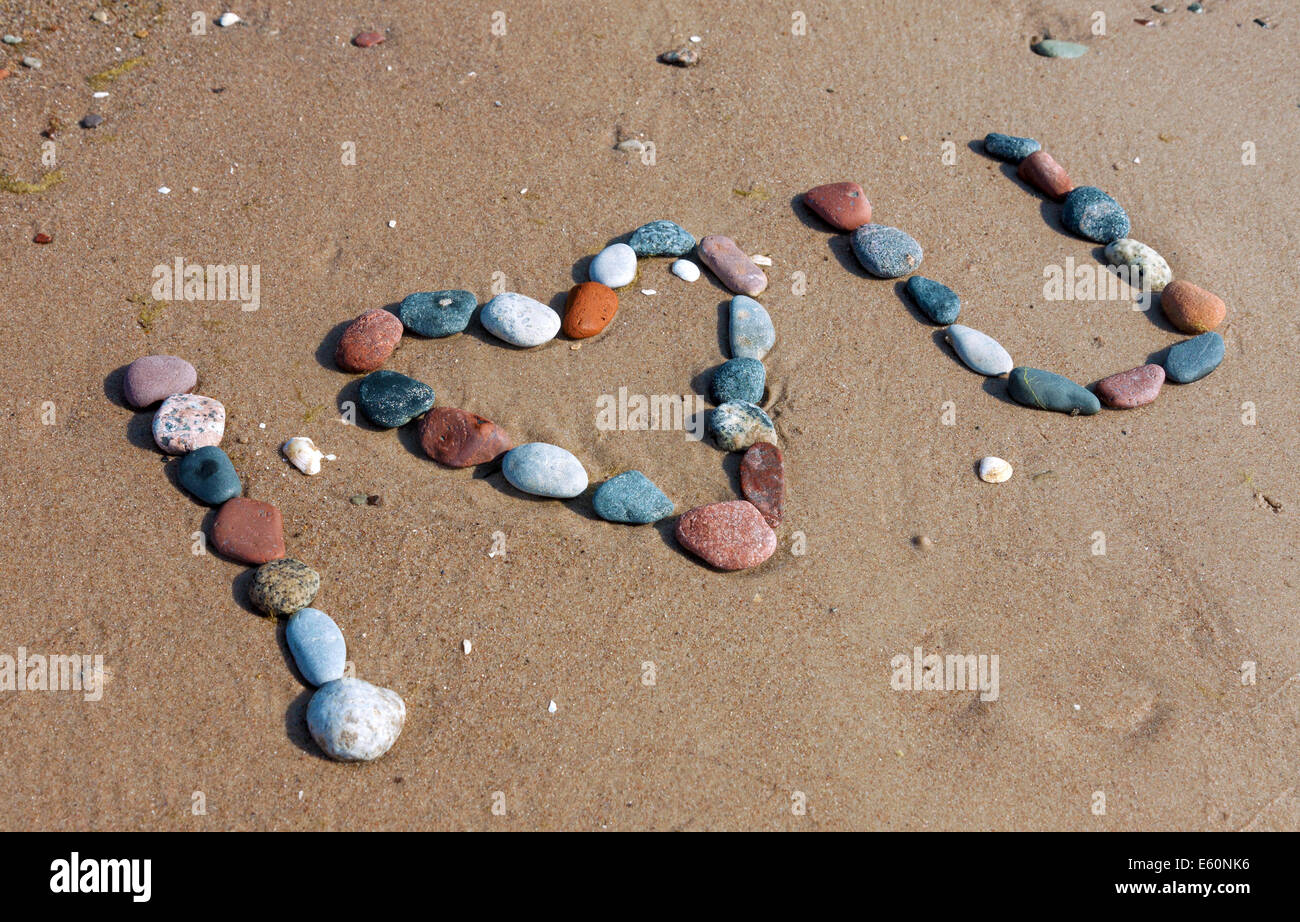 La phrase "I love you" fait de pierres sur la plage de sable Banque D'Images