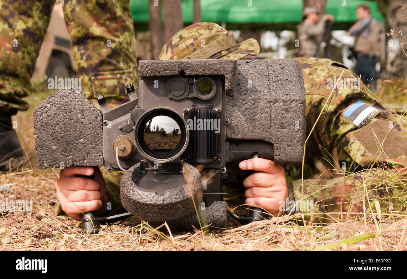 Un soldat de l'Estonie avec l'unique bataillon d'infanterie de Viru, regarde à travers l'unité de commande pour lancer un javelot d'armes anti-char Tapa du système de formation le 29 juillet 2014 en Estonie, Tapa. Banque D'Images