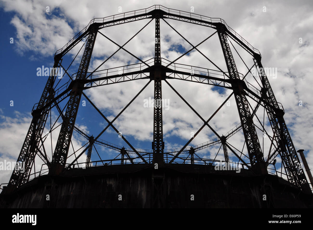 Rusty gasholder exterior abstract architecture industrielle. Banque D'Images