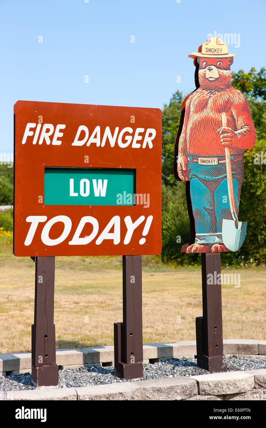 Un signe de danger d'incendie avec l'ours Smokey montre un niveau de risque faible. Banque D'Images