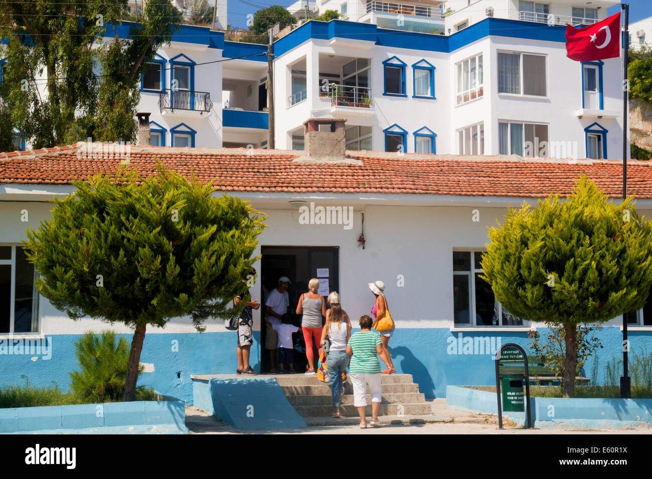 Bargylia, Muğla, Turquie -- Malgré la chaleur et les vacances d'été, les gens se tournent jusqu'à voter pour les élections présidentielles turques, le 10 août, 2014. Photo par Bikem Ekberzade Banque D'Images