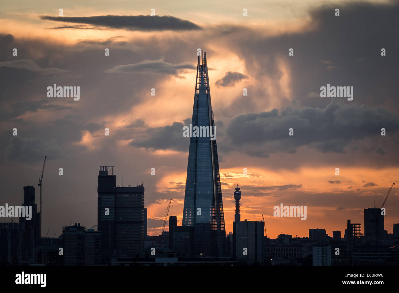 Londres, Royaume-Uni. 10e Août, 2014. Météo France : Après le coucher du soleil spectaculaire tempête Bertha sur le Shard à Londres Crédit : Guy Josse/Alamy Live News Banque D'Images