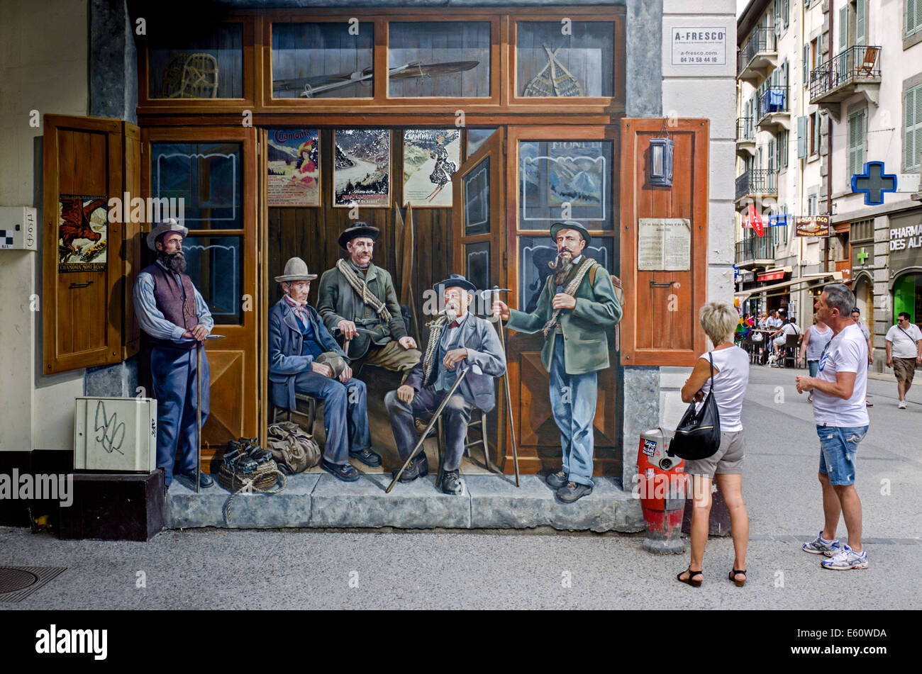 Les touristes de la Compagnie des Guides d'étude murale dans la ville française de Chamonix. Banque D'Images