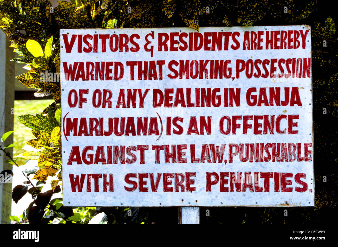 Un signe désormais dépassé met en garde contre la possession de ganja à la Jamaïque, une île de vacances populaires en Caraïbes où il est facile d'accès à la marijuana. Banque D'Images