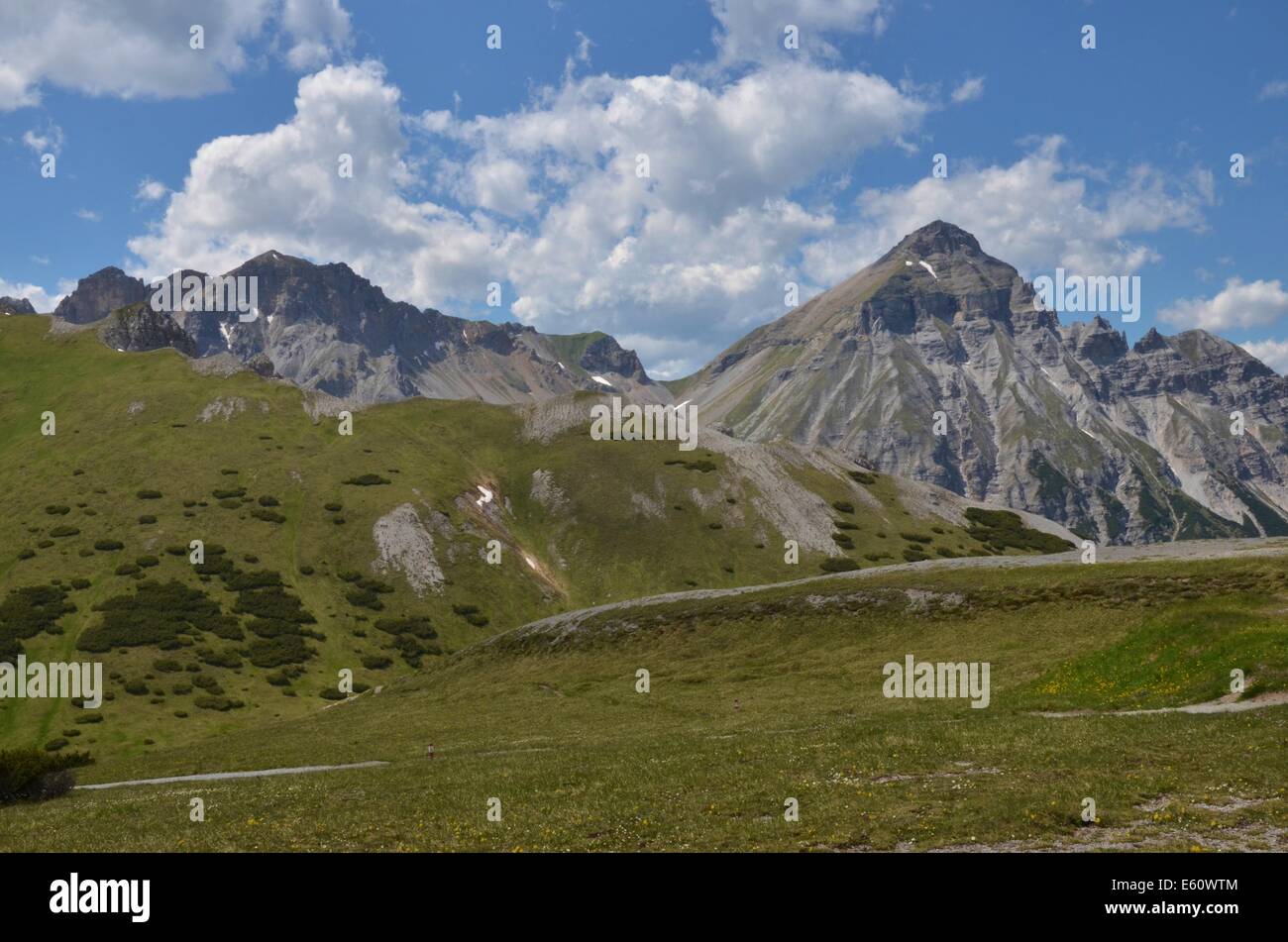 Le Tyrol du sud ensoleillée, Alpine valley, vallée de Gschnitz, Peilspitze Kesselspitze sentiers vue de Blaser Hut Banque D'Images