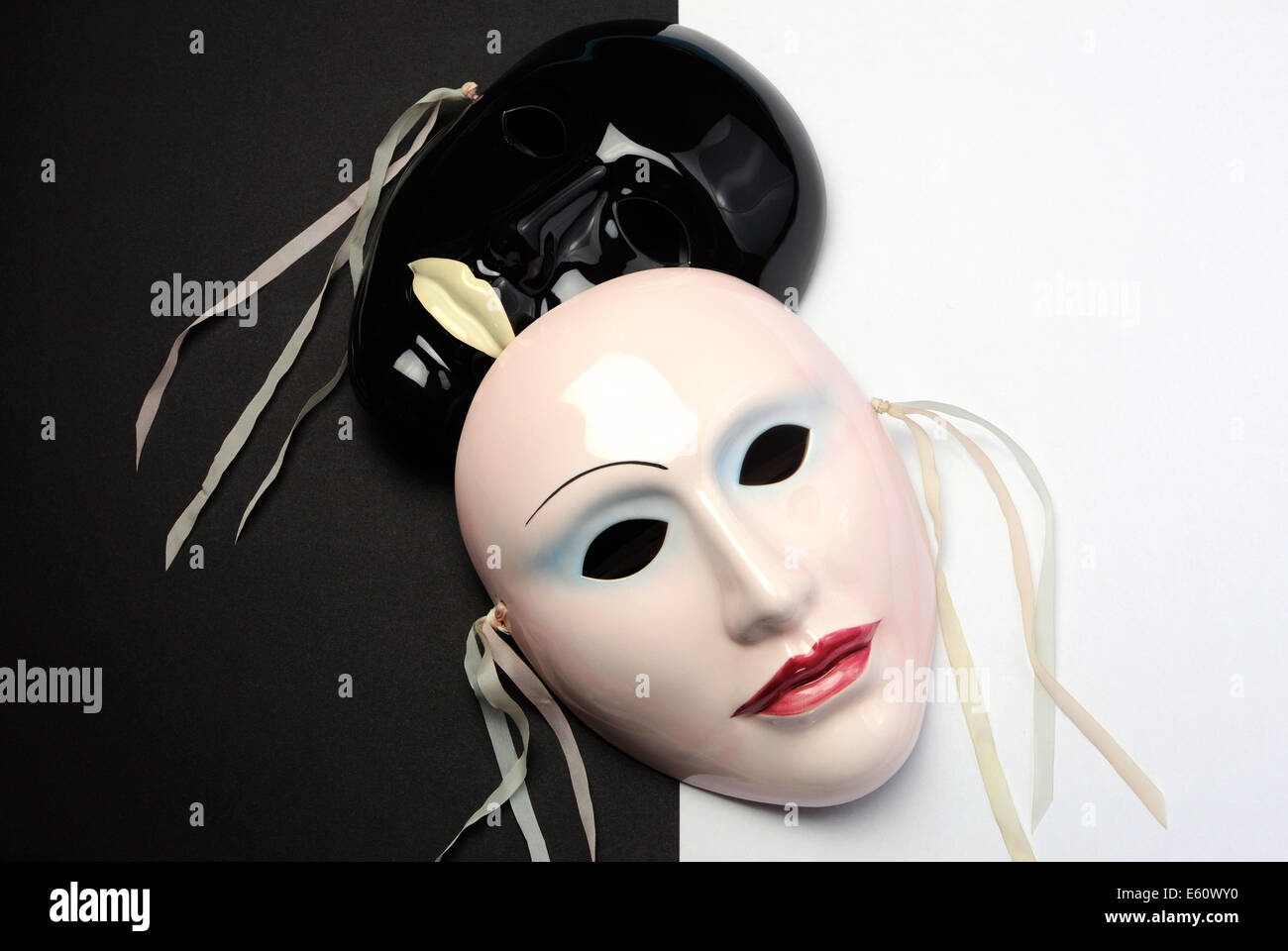Thème noir et blanc masques en céramique pour agir, la performance ou le théâtre concept. Banque D'Images