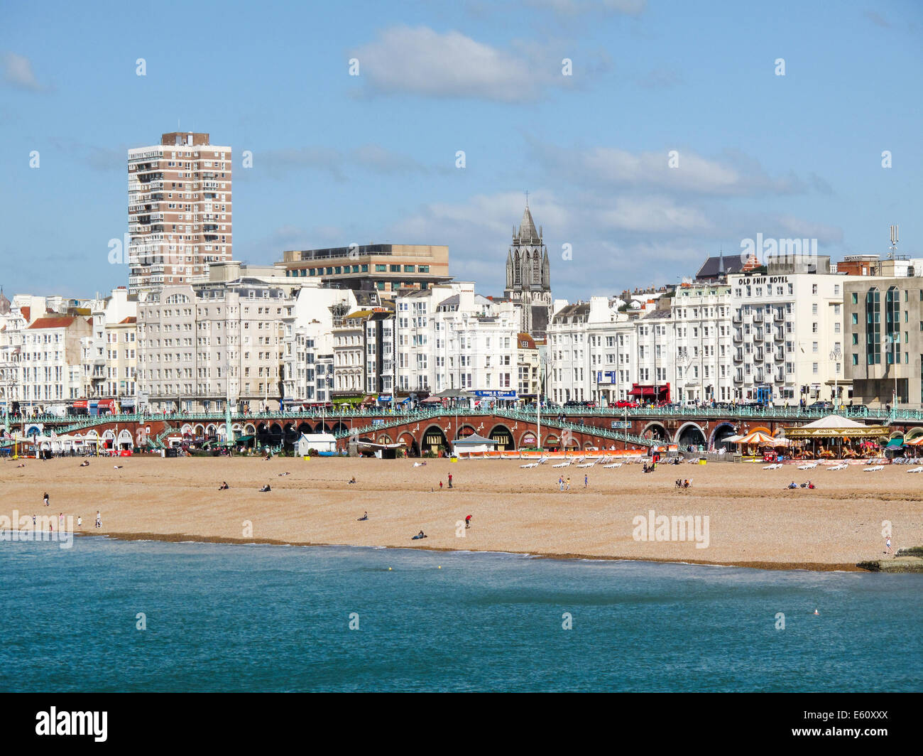 Paysage de bord de mer de la côte sud : vue sur les toits de Brighton, front de mer, promenade et plage sur une journée ensoleillée avec un ciel bleu et la mer Banque D'Images