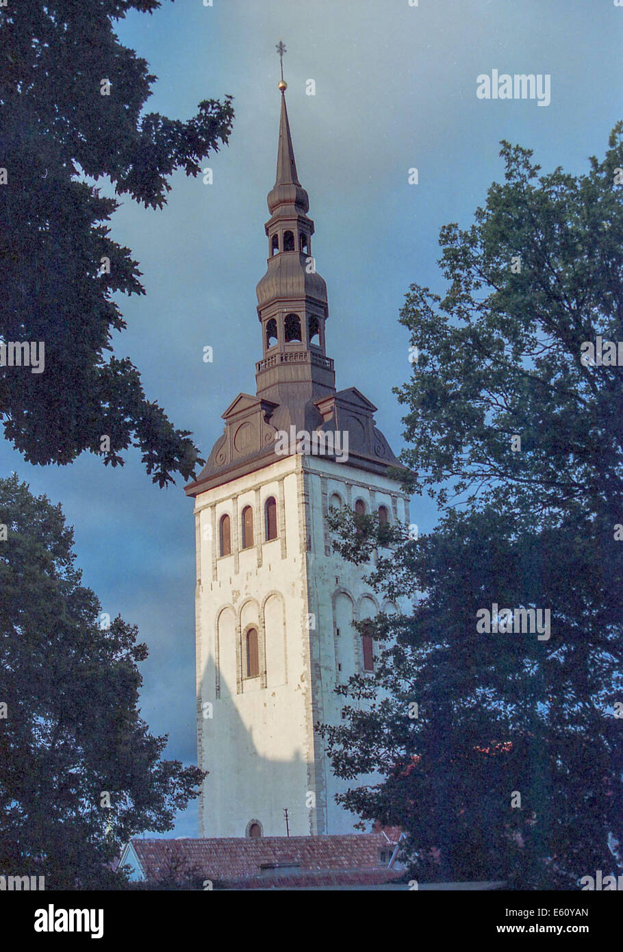 Tallinn, Estonie. 16Th Jun 1990. La tour de St Nicholas' Church s'élève du centre historique (vieille ville) de Tallin, exceptionnellement bien préservé d'une cité médiévale ville du nord de l'Europe sur la mer Baltique, classé au Patrimoine Mondial de l'UNESCO. Initialement construit au 13e siècle, elle a été partiellement détruite pendant la Seconde Guerre mondiale et abrite aujourd'hui une branche de l'Art Museum de l'Estonie. Tallinn est la capitale et la plus grande ville d'Estonie.Cette photo a été prise lorsque l'Estonie a été la RSS d'Estonie, une partie de l'Union soviétique. © Arnold Drapkin/ZUMA/Alamy Fil Live News Banque D'Images