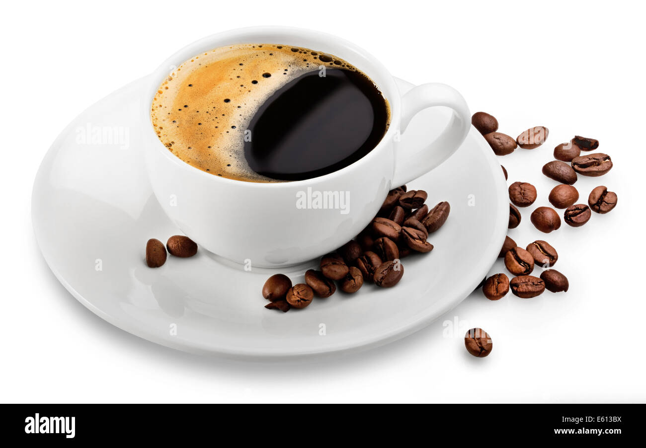 Tasse à café et haricots sur un fond blanc. Clipping Path Banque D'Images