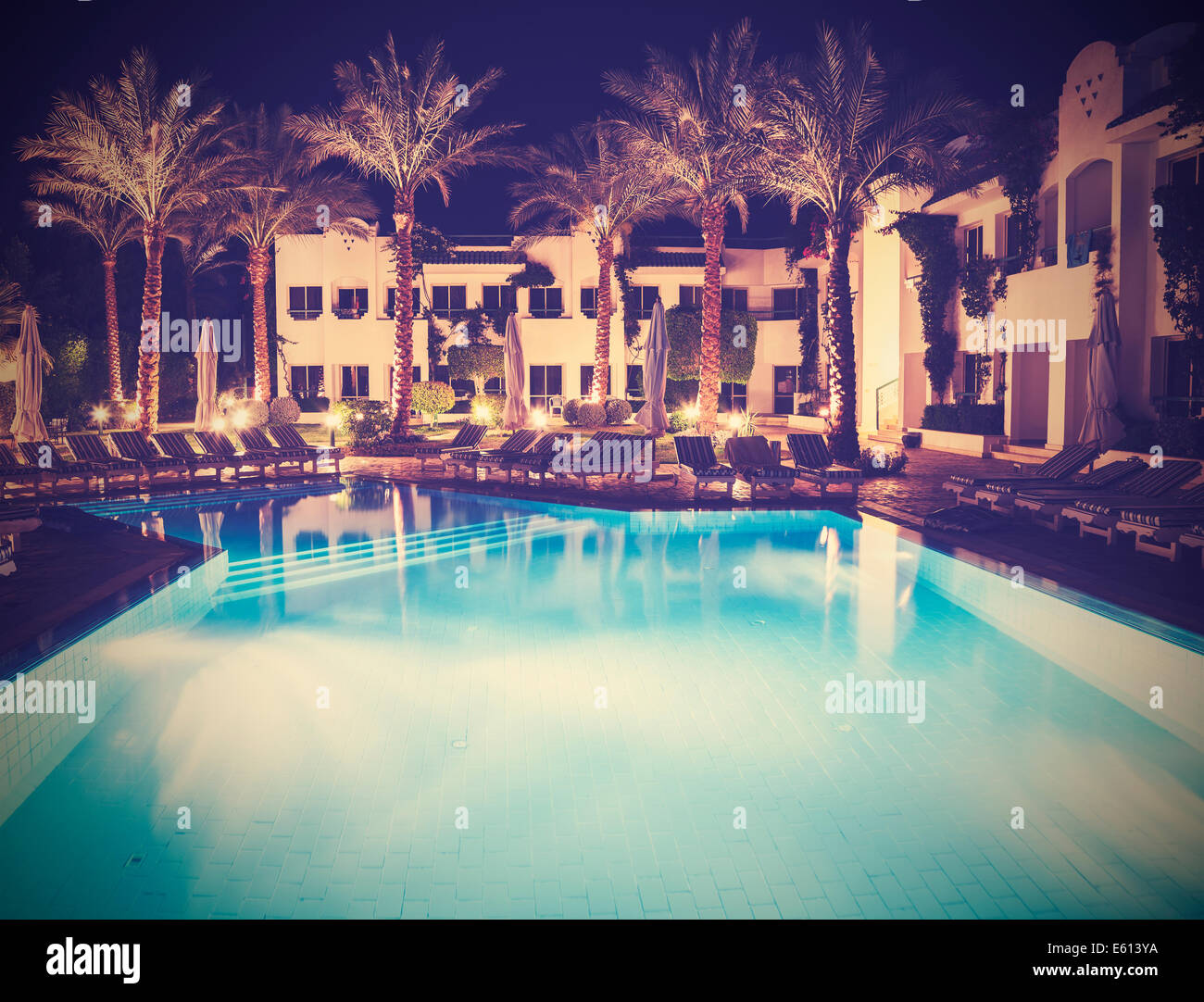 Style rétro vintage photo de la piscine de l'hôtel dans la nuit. Banque D'Images