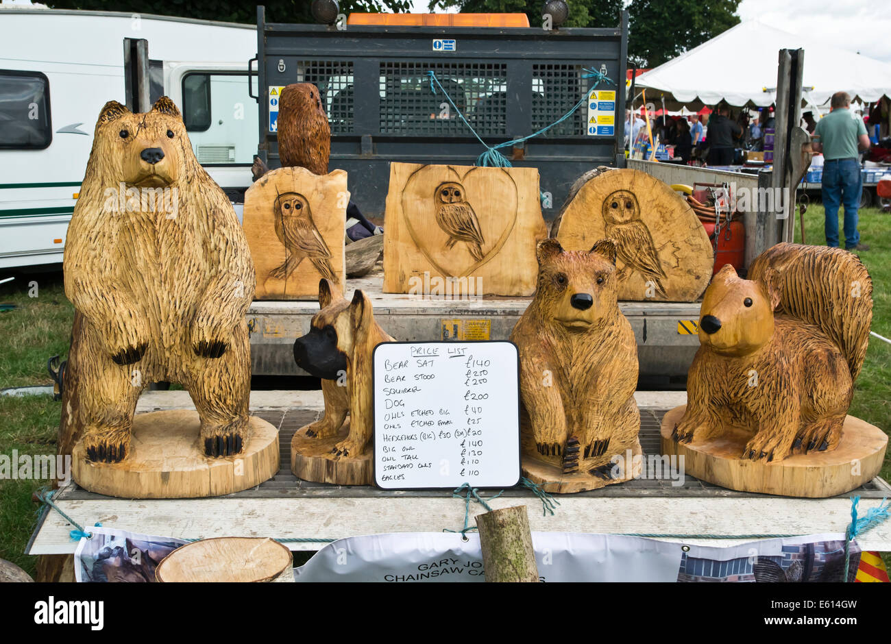 Sculptures sur bois à la tronçonneuse à vendre Photo Stock - Alamy