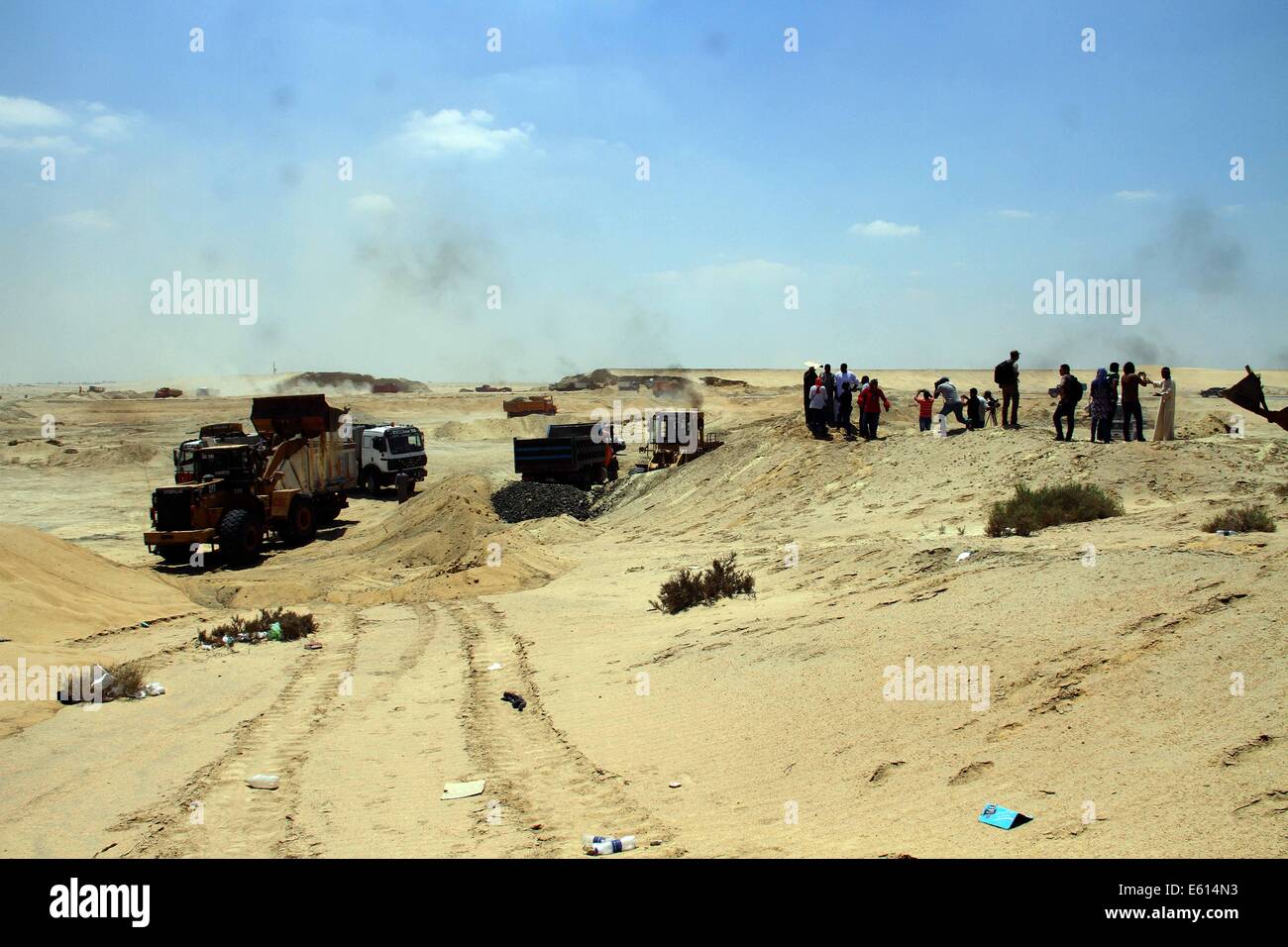 Ismailia, Égypte. 10e Août, 2014. Une vue générale du projet de "nouveau canal de Suez' est vu à Ismaïlia, ville portuaire au nord-est du Caire, en Égypte, le 10 août 2014. Le président égyptien Abdel Fattah al-Sisi dévoilé mardi dernier sur la construction d'un 72-km 'nouveau canal de Suez' qui vise à accélérer la circulation le long de la voie existante qui relie la Mer Rouge à la Méditerranée, et de stimuler l'économie de l'Égypte battues. © Ahmed Gomaa/Xinhua/Alamy Live News Banque D'Images