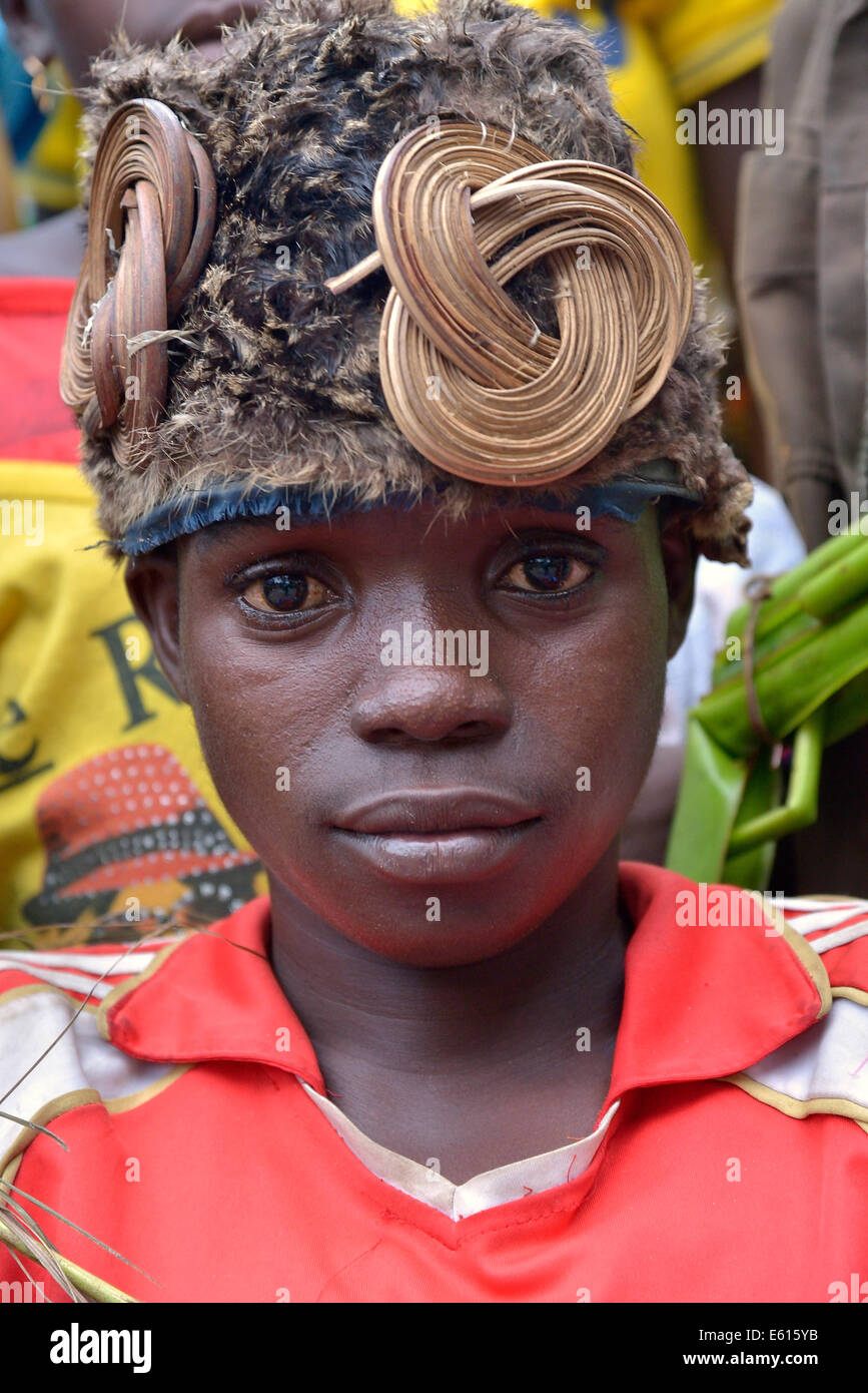 Garçon portant une coiffe traditionnelle, portrait, Nkala, province de Bandundu, République démocratique du Congo Banque D'Images