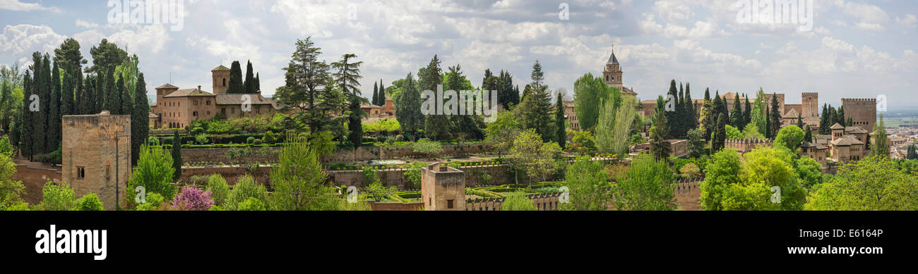 Vue sur l'Alhambra depuis le jardin, site classé au patrimoine mondial de l'UNESCO, Grenade, Andalousie, Espagne Banque D'Images