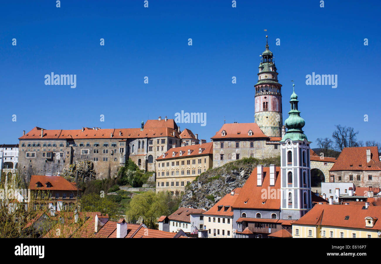 Église Saint Jost en face de Český Krumlov Château avec la tour du château, Český Krumlov, Jihočeský kraj, La Bohême du Sud Banque D'Images