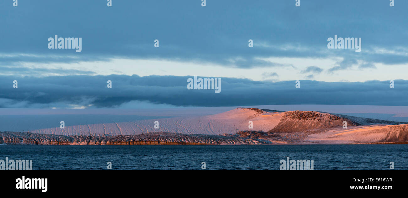 Montagne et glacier dans la lumière du soir, l'Hinlopenstretet, archipel du Svalbard, Svalbard et Jan Mayen (Norvège) Banque D'Images Montagne et glacier dans la lumière du soir, l'Hinlopenstretet, archipel du Svalbard, Svalbard et Jan Mayen (Norvège) Banque D'Images
