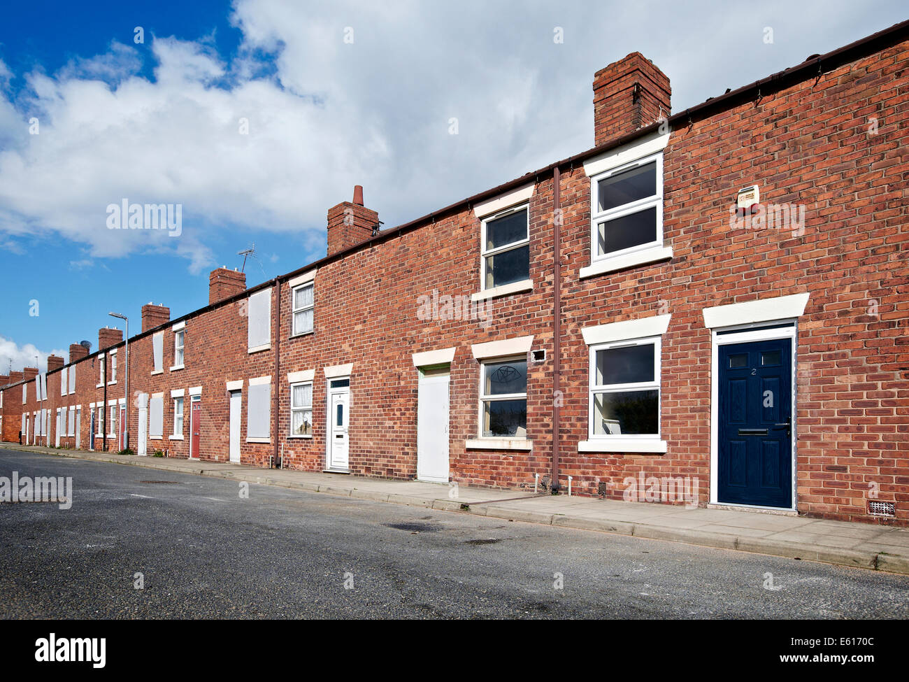 Barricadèrent vide maisons victorienne avec terrasse près de Doncaster, Royaume-Uni. Stock de logements peuvent être remis en état afin qu'ils sont aptes à vivre. Banque D'Images