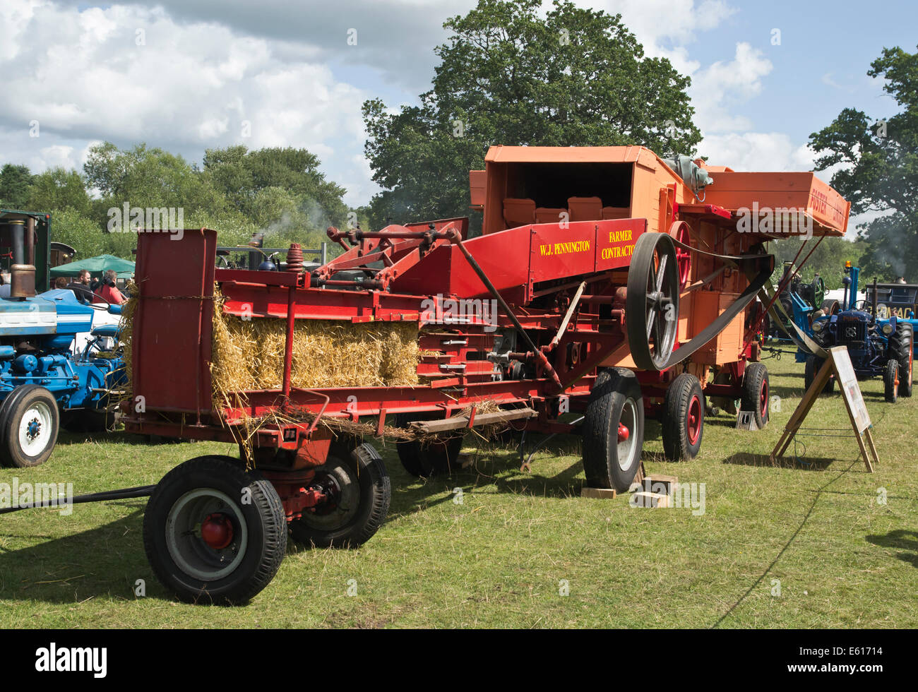 Vintage batteuse et presse / renflouement au show rally Banque D'Images