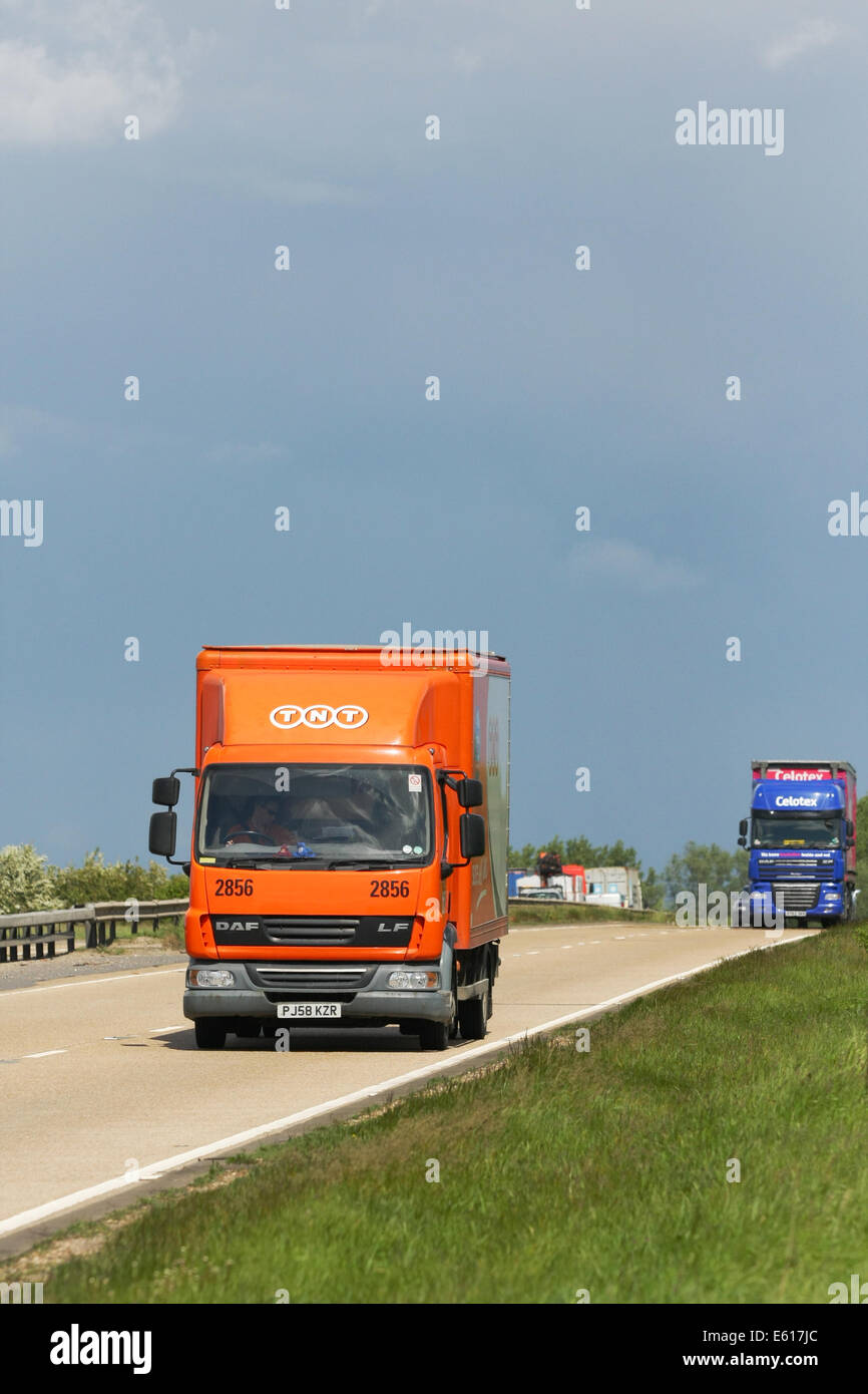 Un camion TNT qui se déplacent le long de l'A12 à deux voies dans l'Essex, Angleterre Banque D'Images
