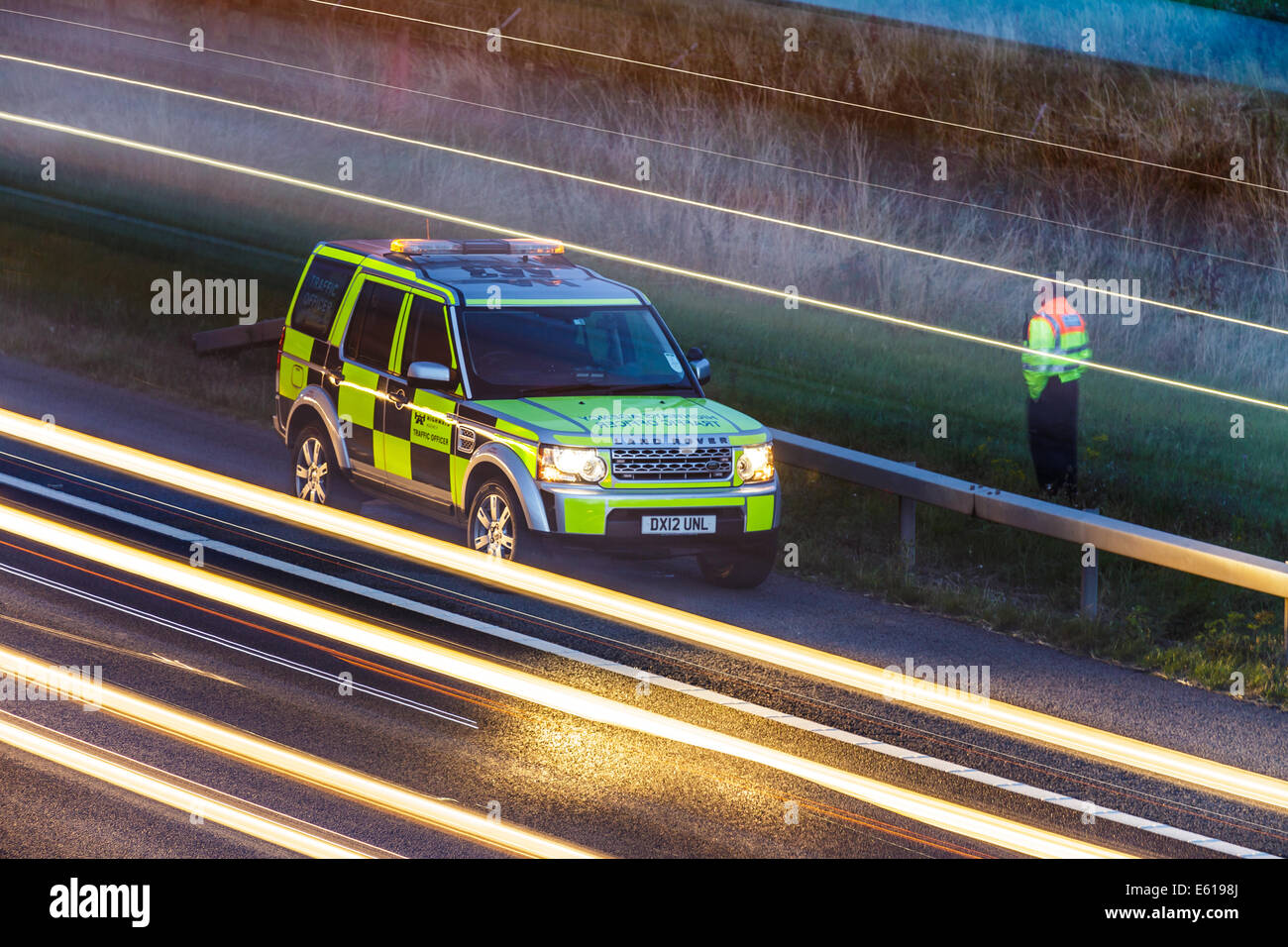 Un véhicule landrover Highways Agency assiste à la scène d'un incident de trafic sur une autoroute britannique au crépuscule. Banque D'Images