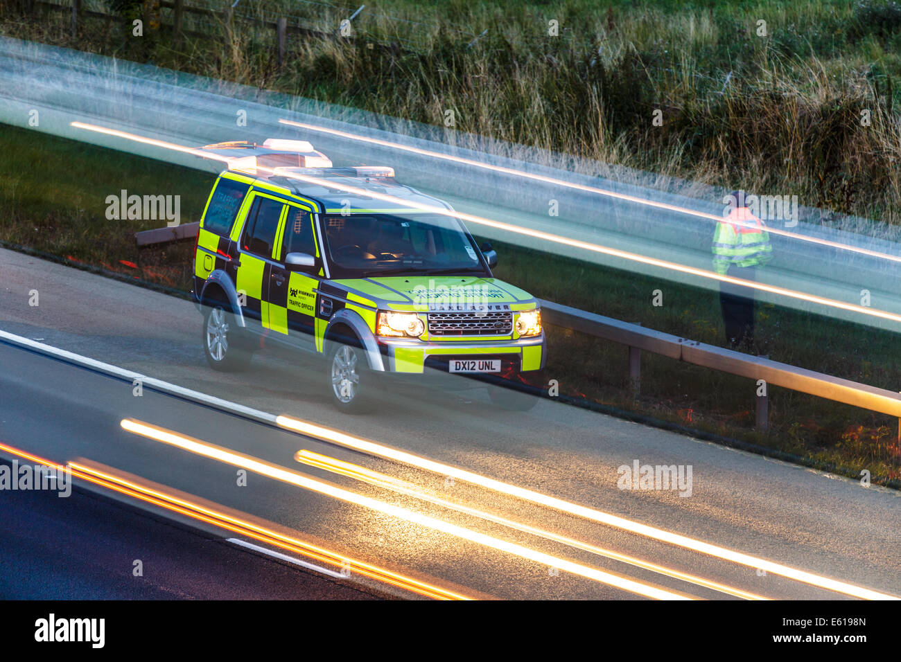 Un véhicule landrover Highways Agency assiste à la scène d'un incident de trafic sur une autoroute britannique au crépuscule. Banque D'Images