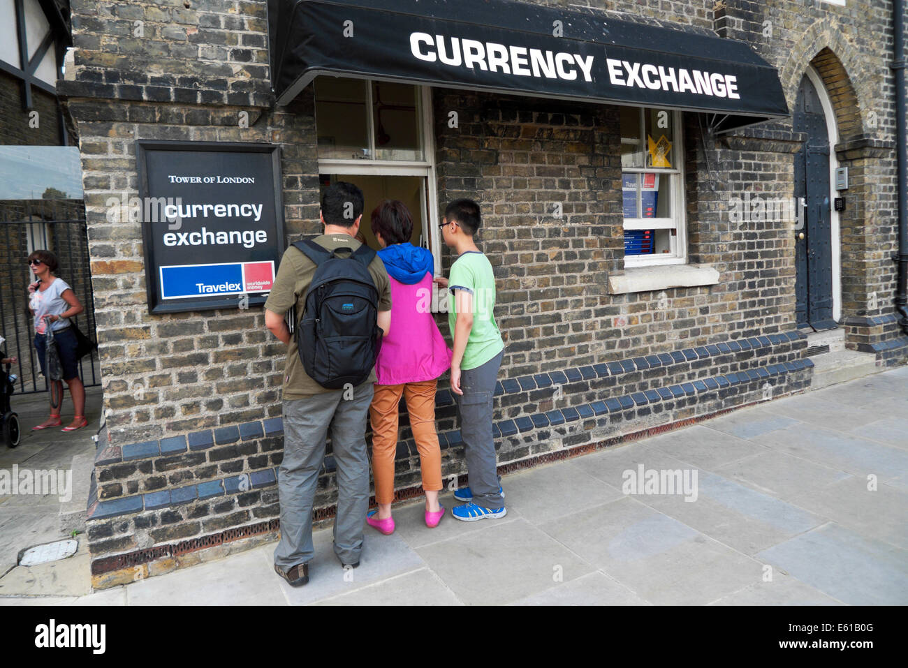 Les touristes chinois à obtenir de l'argent service de change Travelex près de la Tour de Londres, UK KATHY DEWITT Banque D'Images Les touristes chinois à obtenir de l'argent service de change Travelex près de la Tour de Londres, UK KATHY DEWITT Banque D'Images