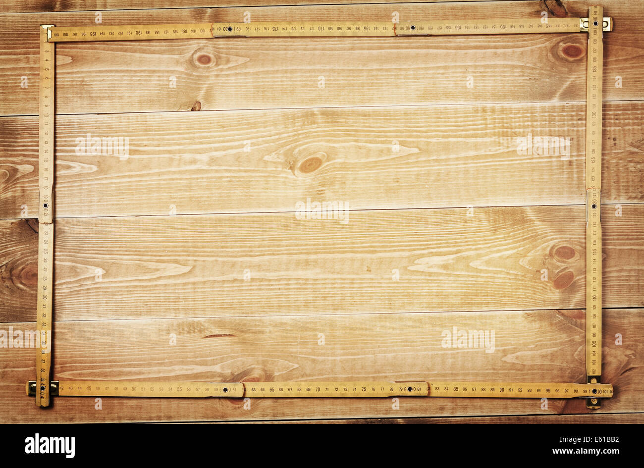 Charpentiers règle est sur une des planches de bois Banque D'Images