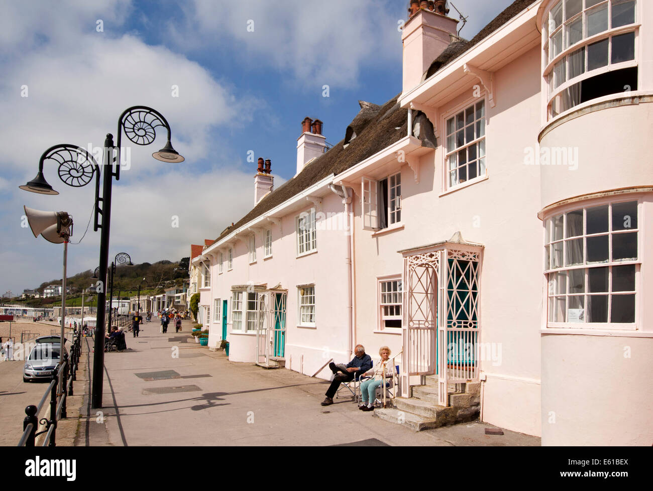 Royaume-uni l'Angleterre, dans le Dorset, Lyme Regis. Marine Parade, pastel peint propriétés bord de mer Banque D'Images