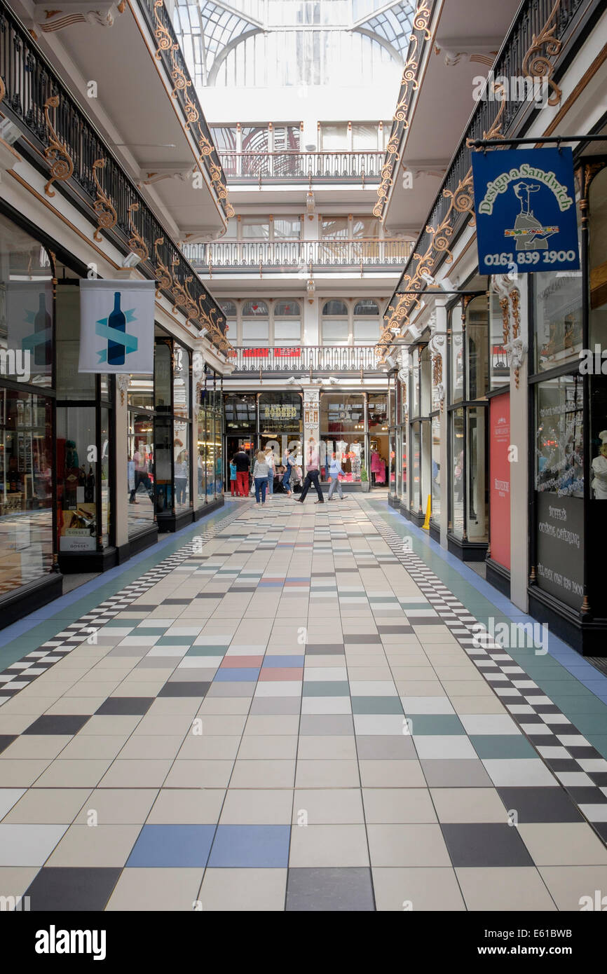 Scène de rue à l'intérieur de l'époque victorienne galerie marchande couverte par un toit en verre. Barton Arcade, Deansgate, Manchester, Angleterre, Royaume-Uni, Angleterre Banque D'Images