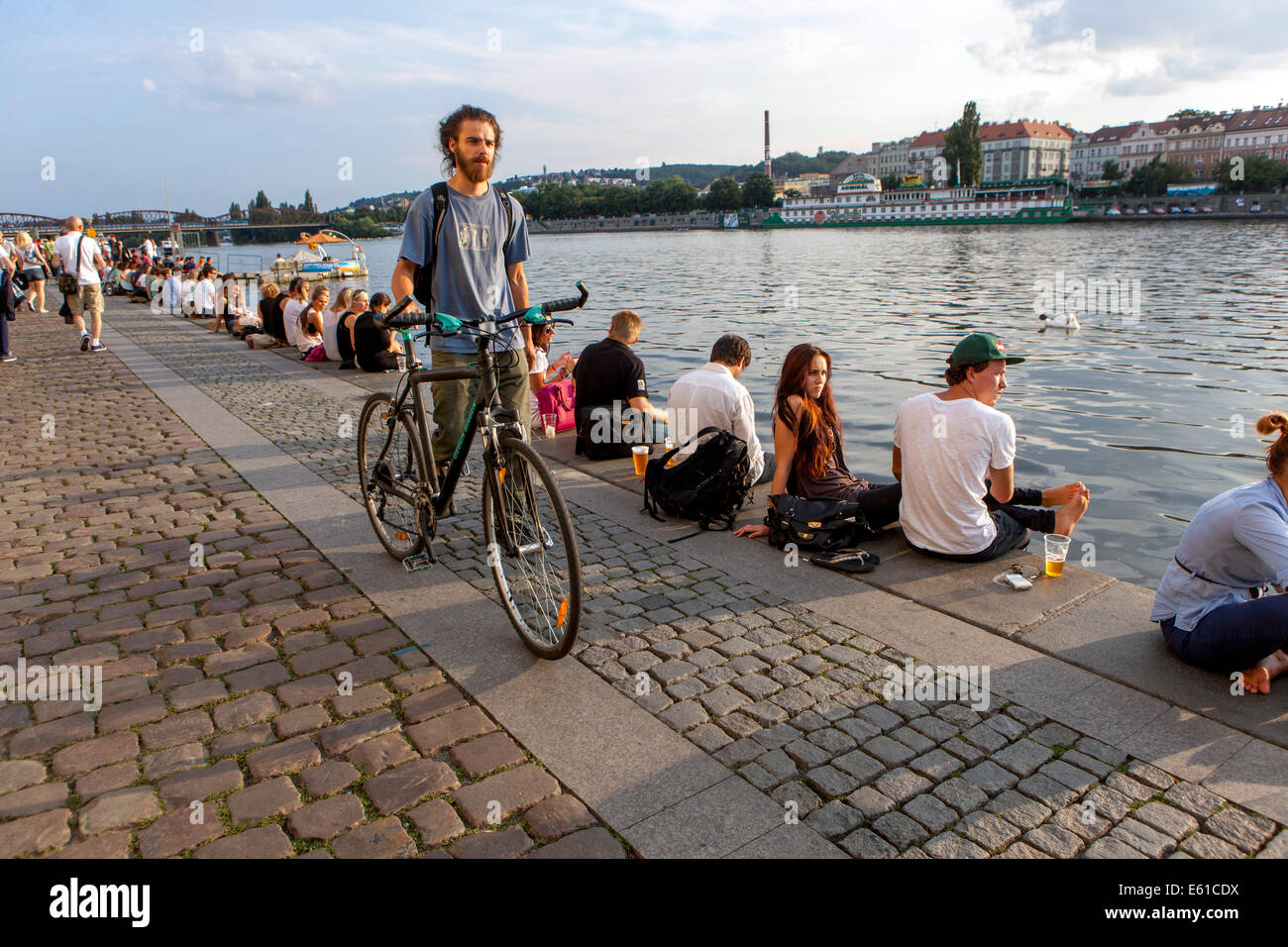 Prague Naplavka, jeunes sur un front de mer, motard, Prague vélo République tchèque homme tchèque avec un homme de vélo poussant le vélo Banque D'Images
