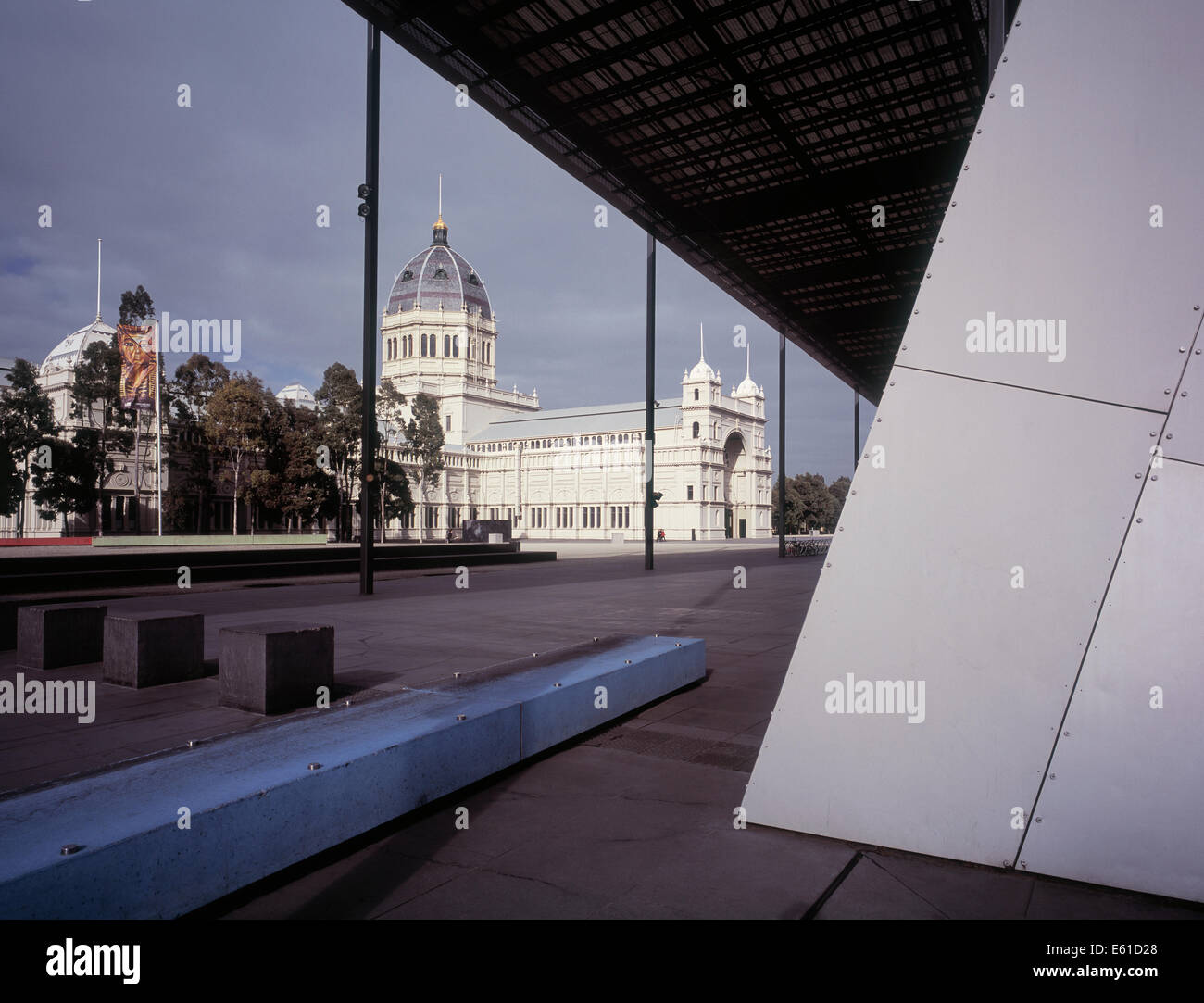 Le contraste de la musée de Melbourne et moderne le palais royal des expositions à l'arrière. Banque D'Images