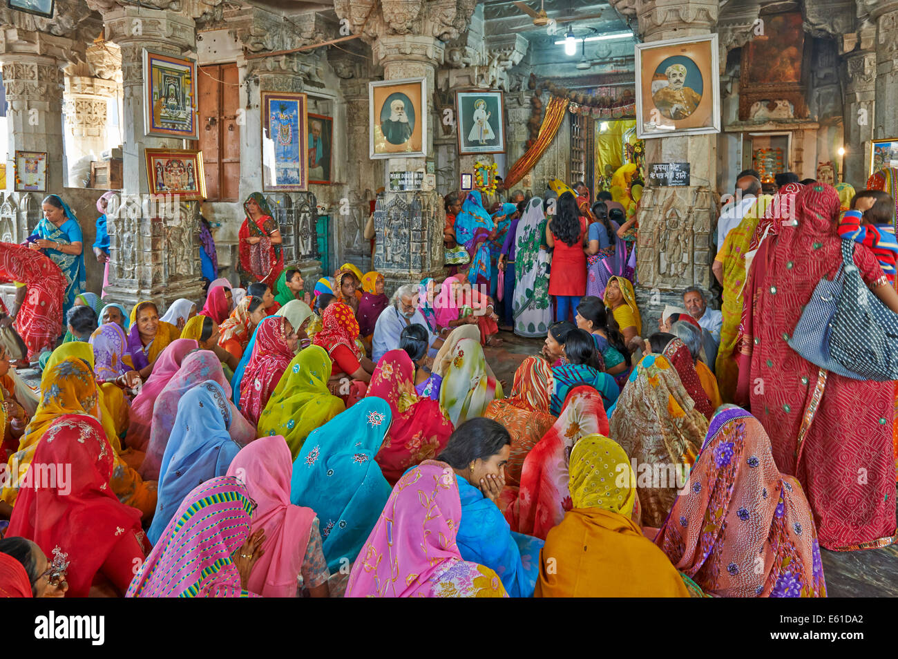 Les femmes indiennes hindi avec des vêtements colorés lors de la cérémonie à l'intérieur de Temple Jagdish, Udaipur, Rajasthan, Inde Banque D'Images